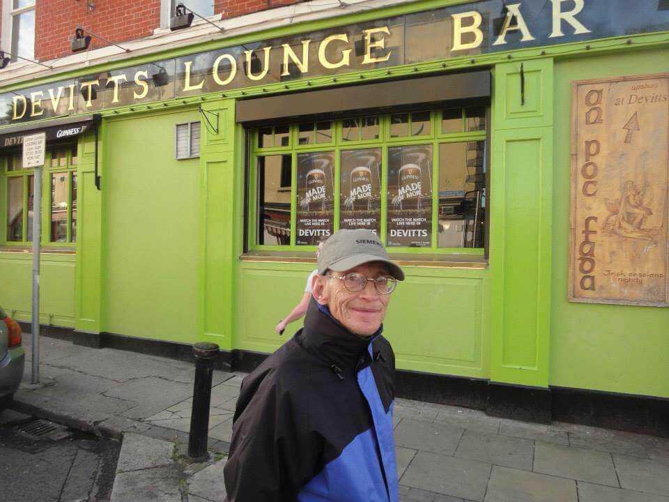 Elias in Ireland outside a pub called Devit's Lounge